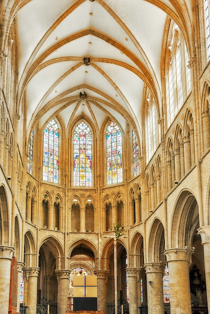 IInside Cathedral of St Michael and St Gudula est une église catholique romaine à Bruxelles