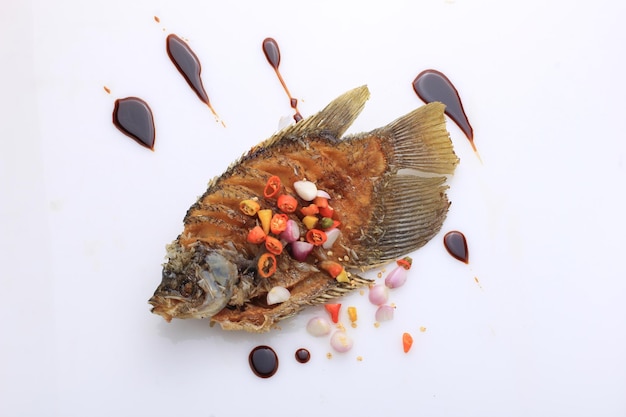 Ikan Gurame Goreng avec Sambal matah isolé sur fond blanc poisson carpe frit