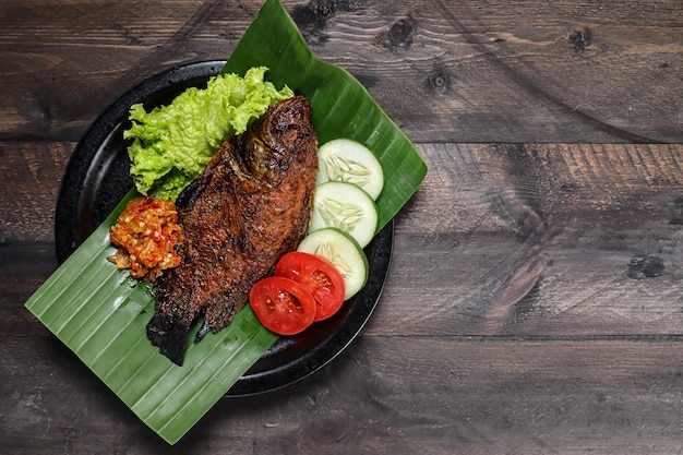 Ikan Nila Bakar sambal bawang poisson tilapia de nille grillé traditionnel indonésien à l'ail pimenté