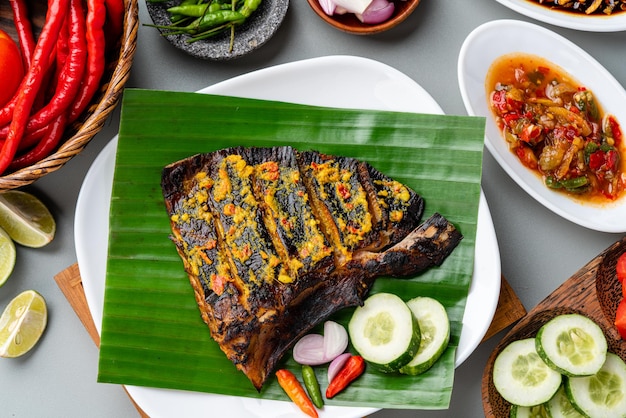 Ikan Pari Bakar ou Sting Ray grillé dans une sauce chili au curry servi sur une feuille de bananier