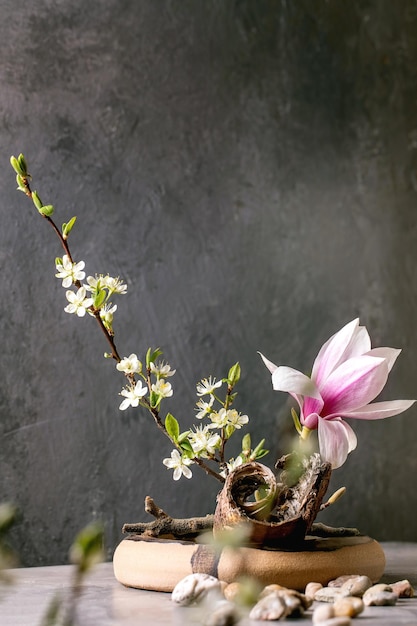 Ikebana printanier à fleurs blanches