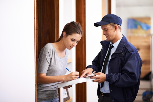 Il arrive toujours à l'heure Photo d'un coursier effectuant une livraison à un client souriant