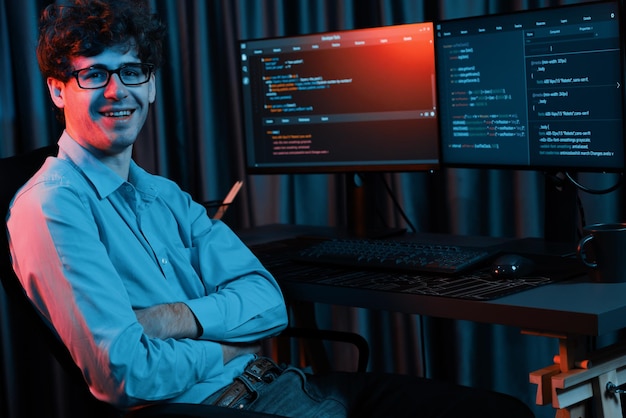 Il développeur regardant la caméra avec le logiciel de développement d'informations gusher