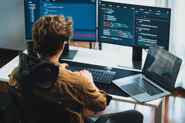 Il développeur travaillant en ligne développement de logiciels codage sur les écrans PC gusher