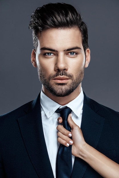 Il est beau, il est homme d'affaires.