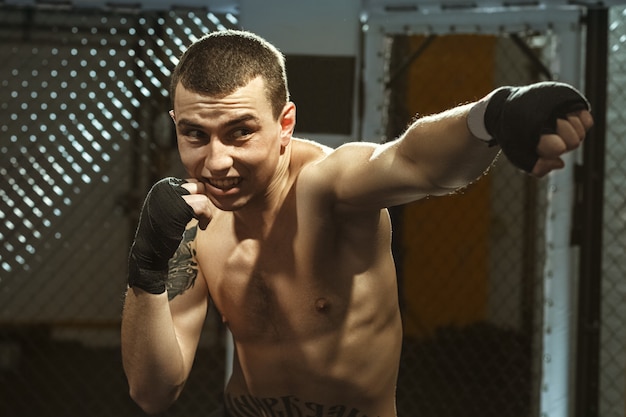 Il est imparable. Plan demi-longueur d'une formation de combattant professionnel MMA