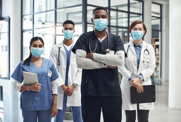 Il est important de se protéger Photo d'un groupe de médecins et d'infirmières portant des masques faciaux pour se protéger de la maladie