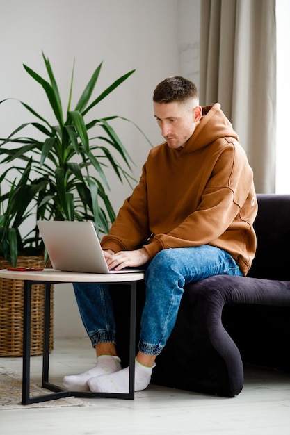 Il est le meilleur programmeur de la ville Portrait d'un jeune programmeur concentré travaillant sur son ordinateur