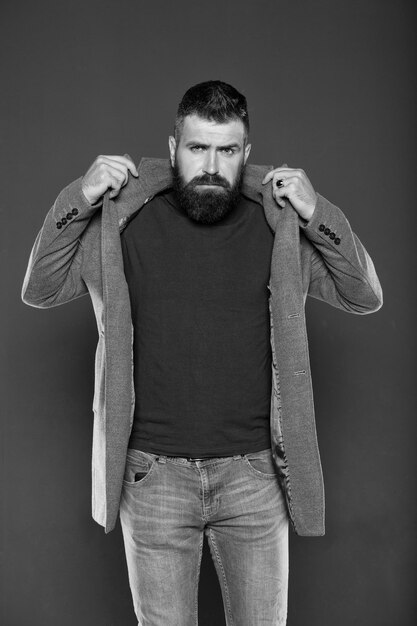 Il est né élégant Hipster élégant sur fond gris Un homme barbu s'habille avec un look brutal et élégant Décontracté mais élégant