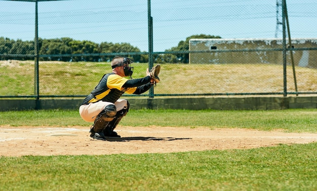 Il est prêt à faire une bonne prise Photo pleine longueur d'un jeune joueur de baseball se préparant à attraper une balle lors d'un match sur le terrain