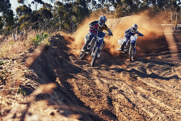 Il est temps de déchirer cette piste Photo de deux coureurs de motocross en action