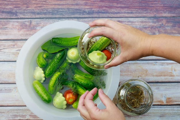 Il est temps de mariner les concombres et les courges fraîchement récoltés