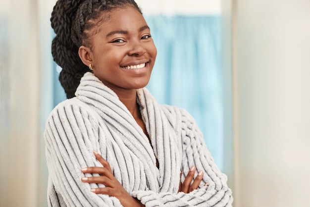 Il est temps pour ma routine de soins de la peau Photo d'une belle jeune femme debout dans son peignoir à la maison