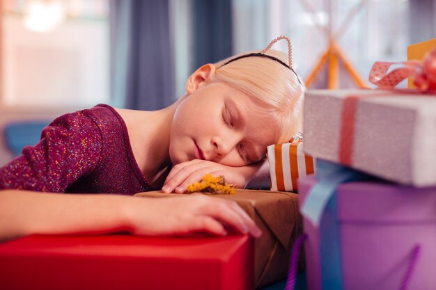 Il est temps de se détendre. Charmante petite femme penchée sur la tête tout en se reposant