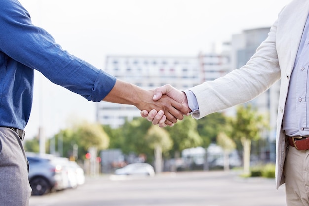 Il faut deux pierres pour faire un feu. Plan de deux hommes d'affaires méconnaissables qui se serrent la main.