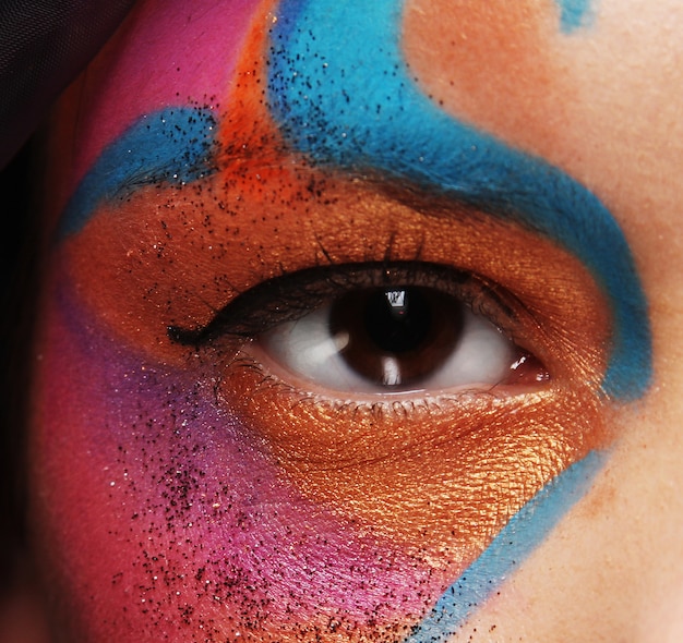 Œil féminin avec un maquillage créatif vif