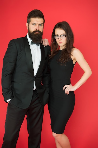 Photo il fera fondre votre cœur homme barbu et femme datant couple amoureux à la date couple formel d'homme en smoking et femme sexy rendez-vous romantique look de mode formel proposition ou fête de fiançailles romance