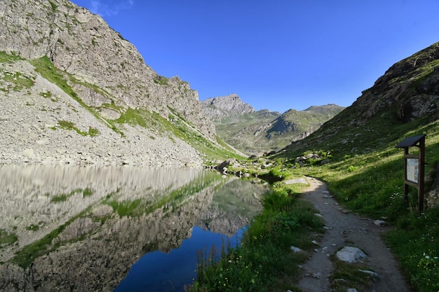 Il lago di Fiorenzapiccolo laghetto alpino alle pendici del Monviso