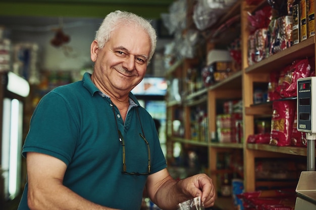 Il n'est jamais trop tard pour faire ce que vous voulez vraiment Photo d'un homme senior travaillant dans un magasin