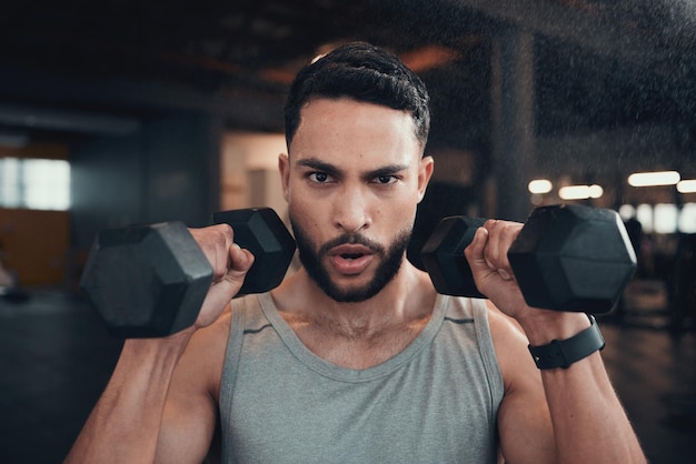 Il n'y a pas d'arrêt de ce train Photo d'un jeune homme utilisant des poids dans la salle de gym