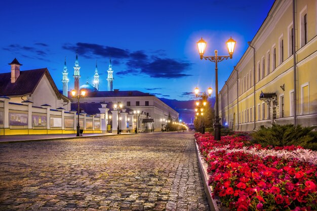 Il n'y a personne au Kremlin de Kazan dans la nuit d'été