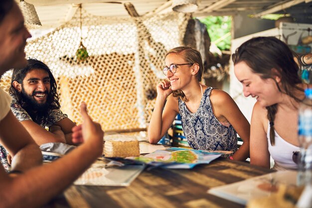 Il Ne Sert à Rien D'explorer à Jeun Photo D'un Groupe De Jeunes Amis Discutant Tout En Se Relaxant Dans Un Restaurant