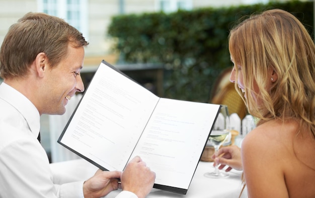 Il sait ce qu'il veut Une vue arrière d'un couple regardant un menu