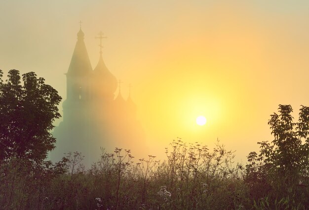 Il silhouette de l'église orthodoxe au milieu de l'herbe verte Krasnoïarsk Sibérie Russie