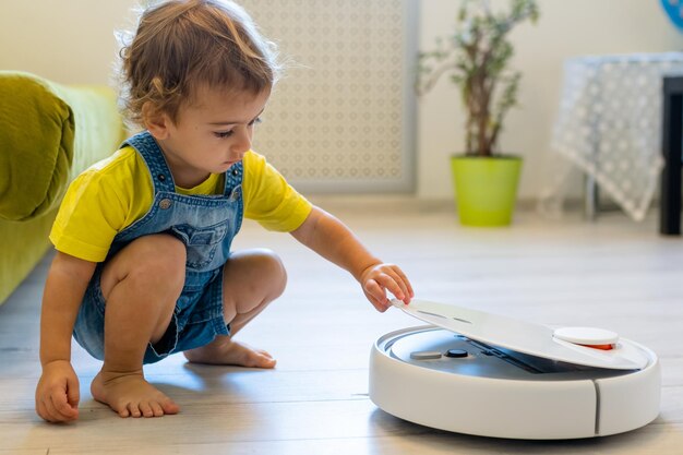 Il y a des années, un petit garçon commence un aspirateur robot