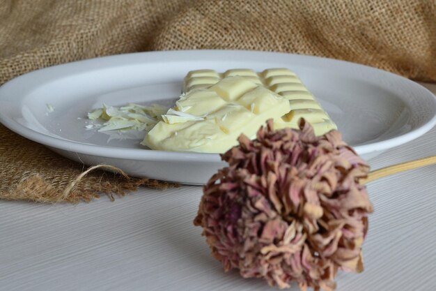 Photo il y a une assiette avec du chocolat blanc sur la toile de jute