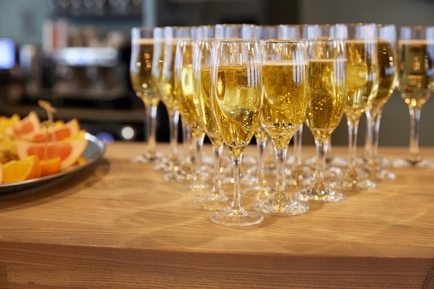 Photo il y a beaucoup de verres de champagne sur la table.