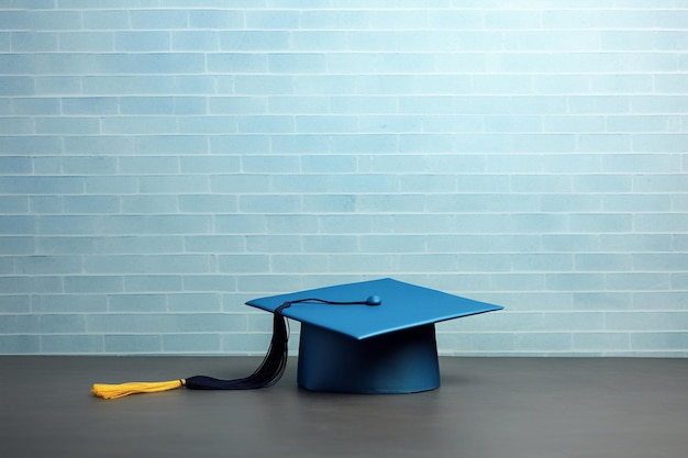 Il y a un bonnet de graduation bleu et une banane jaune sur le sol ai générative