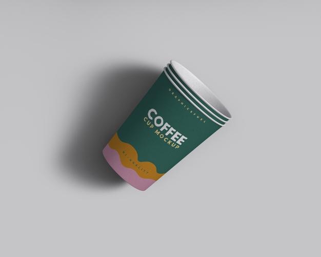 Il y a une canette de café sur la table.