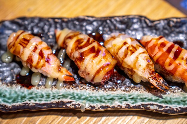 Photo il y a une délicieuse assiette de sushi japonais sur la table.