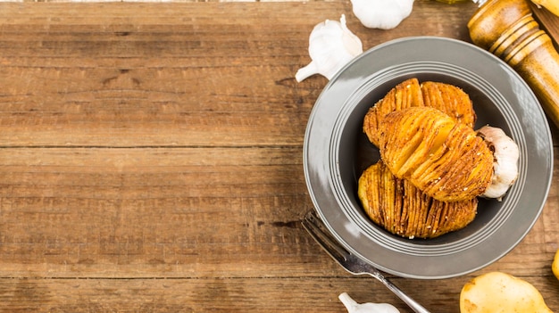 Il y a de délicieuses pommes de terre au four dans l'assiette