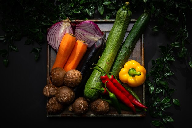 Il y a divers légumes et ingrédients de salade