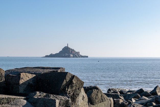 Photo il y a des îles au milieu de la mer et des récifs et des plages sur la côte