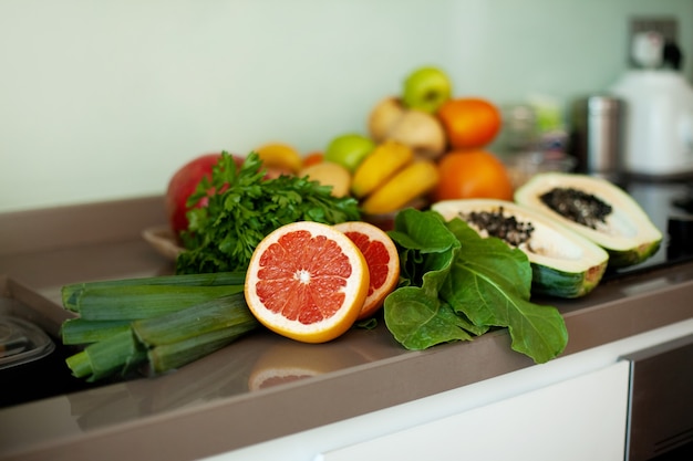 Photo il y a des légumes et des fruits frais sur la table.