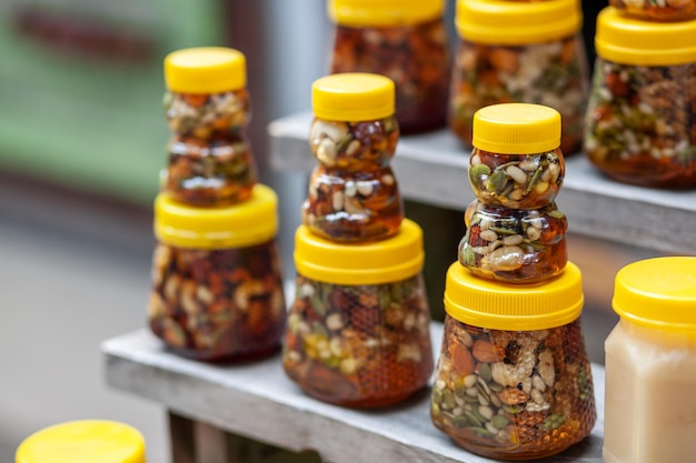 Il y a de nombreux pots de miel biologique et naturel sur le comptoir à vendre. Miel différent,