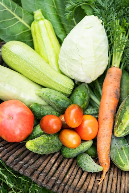 Il y a un panier en bois avec des légumes faits maison dans le jardin Mise au point sélective Le concept de récolte du jardin agrandi Agriculture