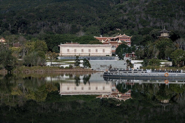 Photo il y a un reflet d'un temple dans la montagne dans le lac