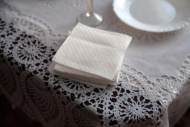 Il y a des serviettes blanches sur la table Sur une nappe blanche