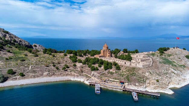 Photo l'île d'akdamar dans le lac van l'église cathédrale arménienne de la sainte croix akdamar ahtamara turquie