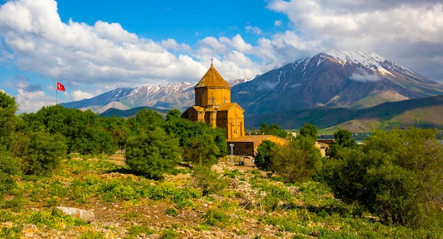 Photo l'île d'akdamar dans le lac van l'église cathédrale arménienne de la sainte croix akdamar ahtamara turquie
