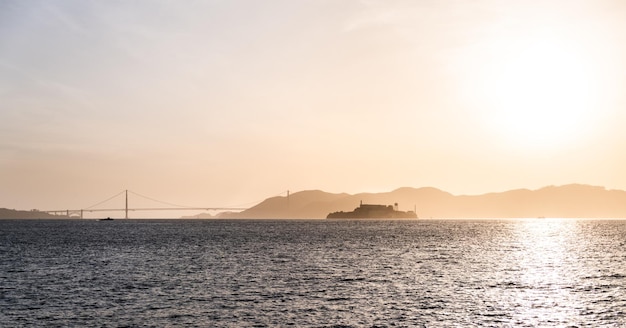 L'île d'Alcatraz au coucher du soleil