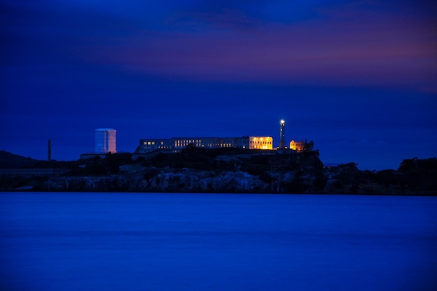 L'île d'Alcatraz illuminée et vue au loin au coucher du soleil dans la baie de San Francisco