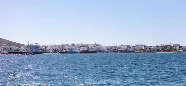Photo l'île d'antiparos cyclades grèce vue panoramique des bâtiments du port bateaux de mer ciel bleu