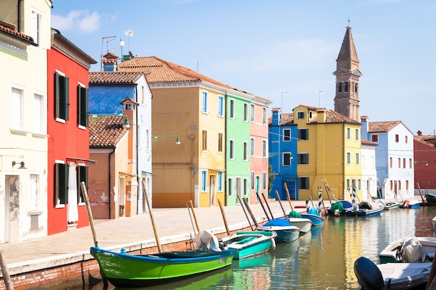 Ile de Burano, près de Venise. Maisons colorées traditionnelles pendant une journée ensoleillée.