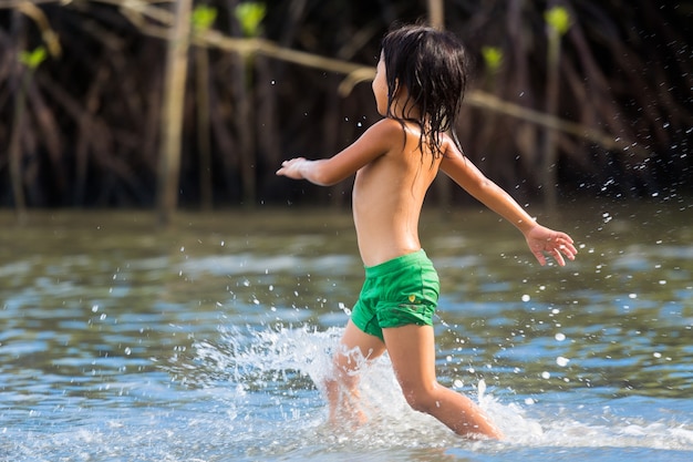 L'île de Cebu aux Philippines peut permettre aux enfants philippins de s'amuser en mer