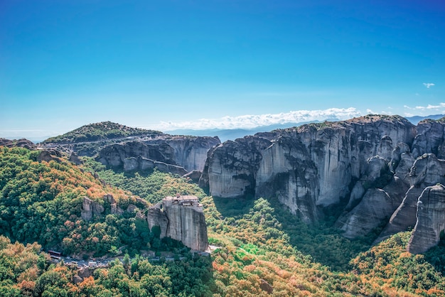 L'île de Corfou en mer Ionienne. Grèce. Vue du magnifique paysage de montagnes verdoyantes avec des arbres et des buissons en journée ensoleillée, ciel bleu sans nuages.